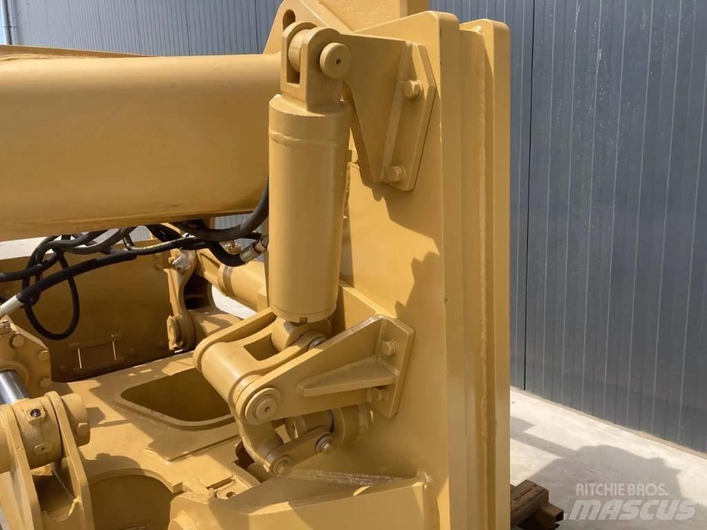 CAT D8 Skarifikatori