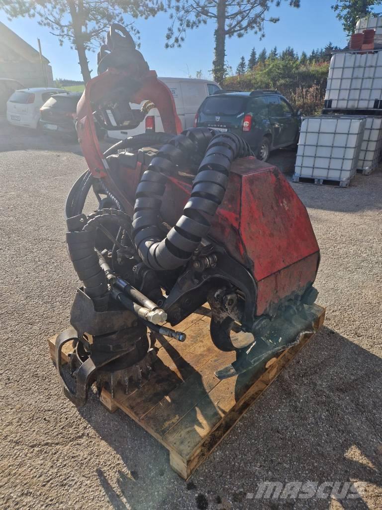 Komatsu 124 Strojevi za kleščenje grane drveća