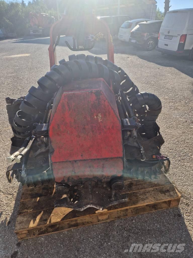 Komatsu 124 Strojevi za kleščenje grane drveća