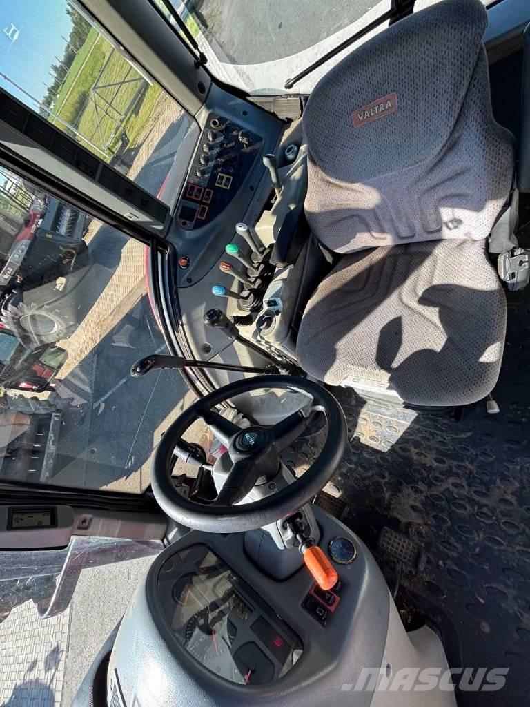 Valtra T 193 Traktori