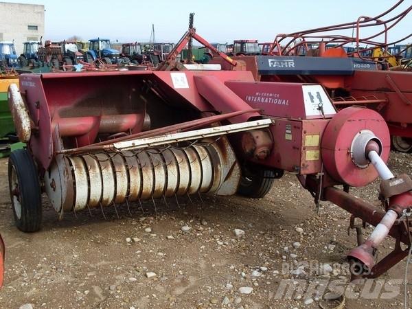 International B47 Balirke za kockaste bale