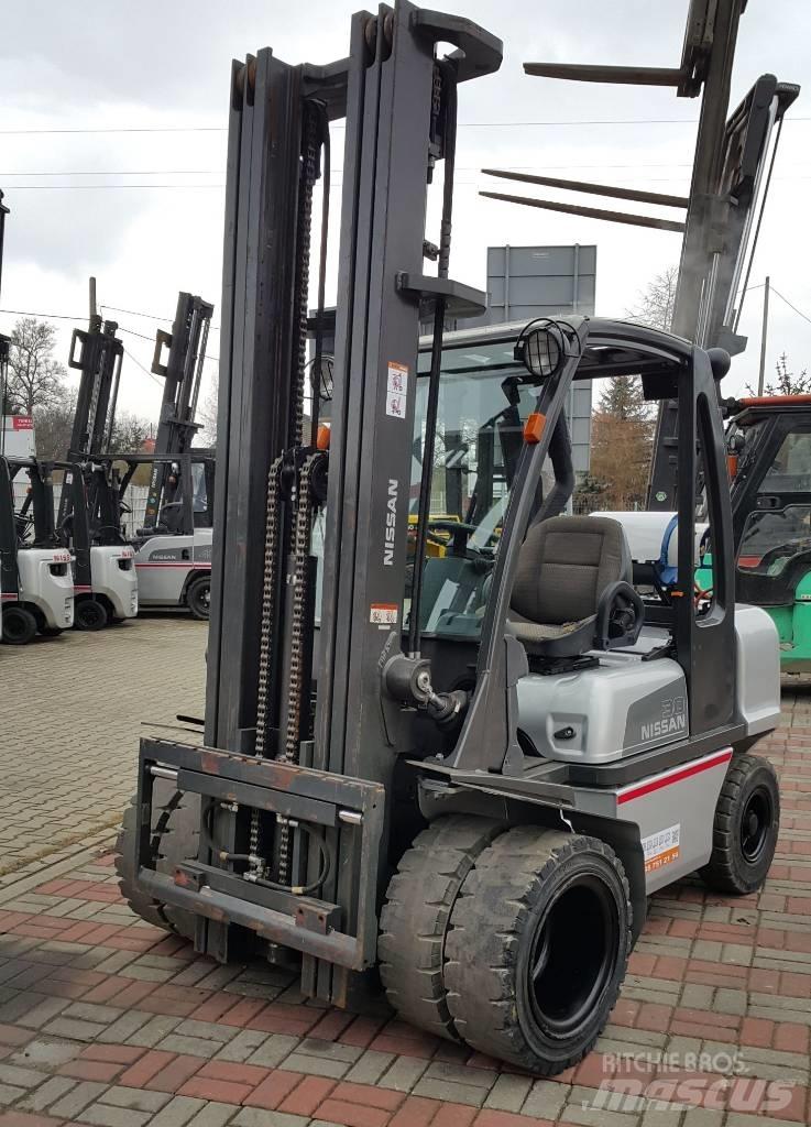Nissan UGD02A30PQ Plinski viličari