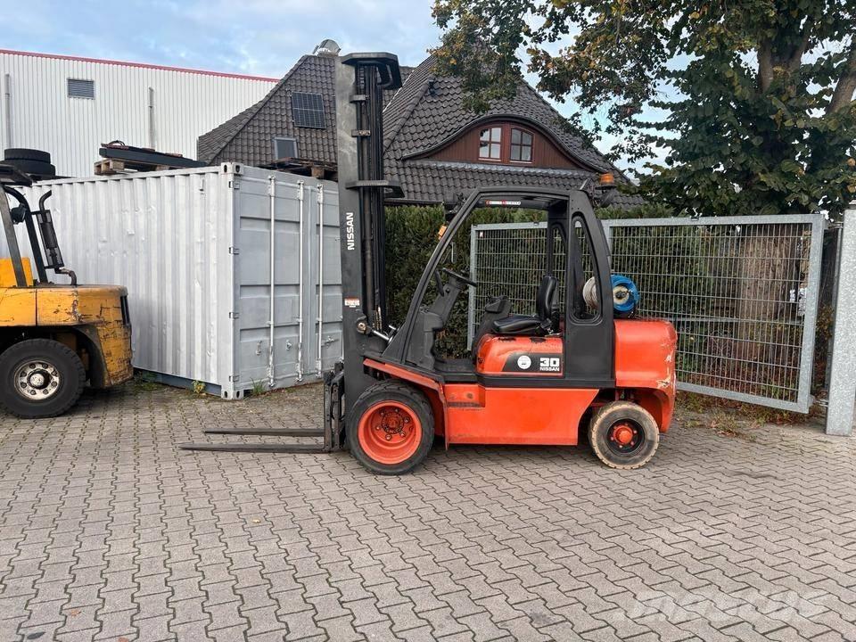 Nissan UGD02 A 30 PQ Plinski viličari