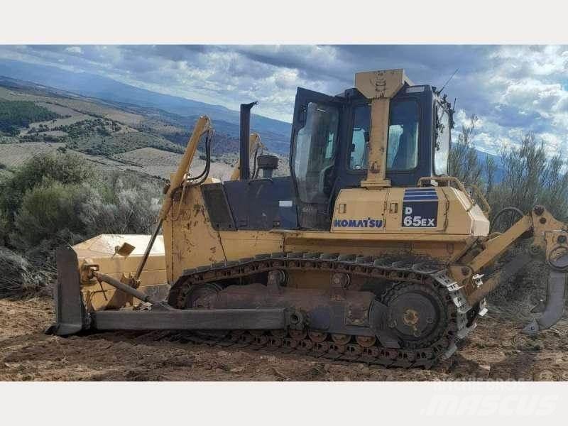 Komatsu D65EX-15 Buldožeri gusjeničari