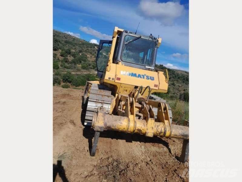 Komatsu D65EX-15 Buldožeri gusjeničari