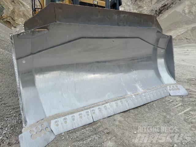 CAT D 9 T Buldožeri gusjeničari