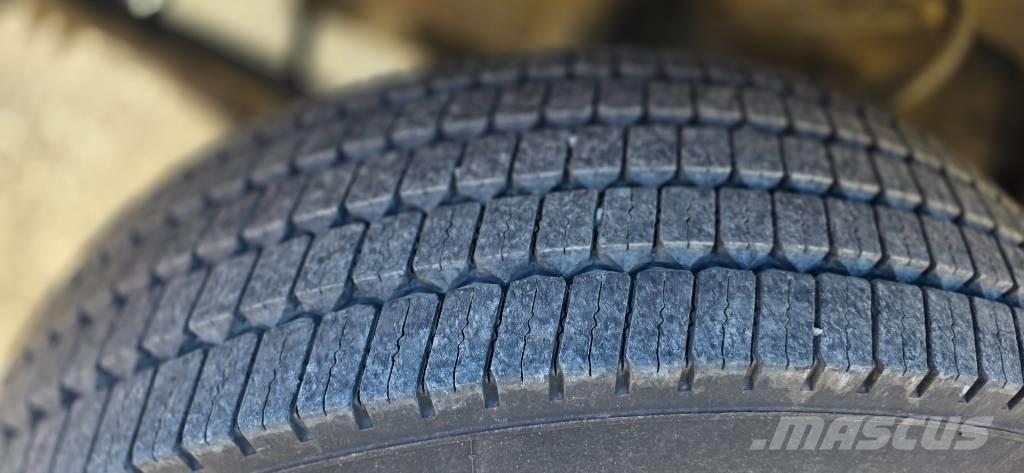 Sisu SM 300 Kamioni za prijevoz šumskih strojeva