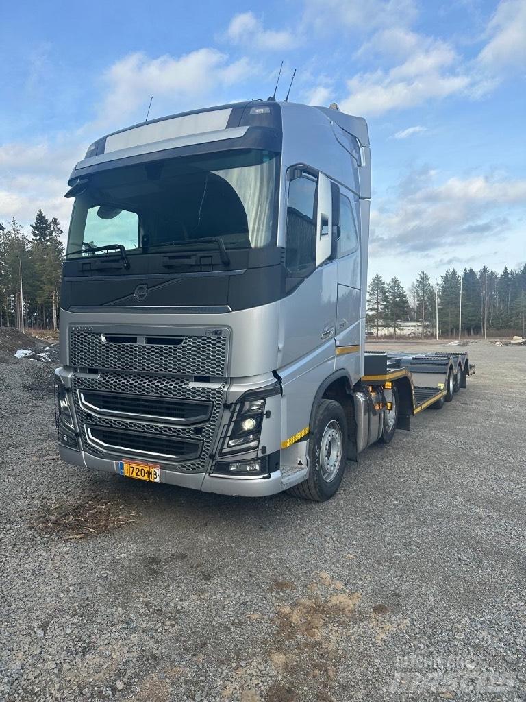 Volvo FH16 750 Kamioni za prijevoz šumskih strojeva