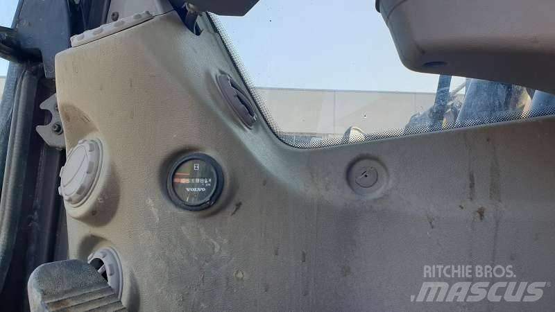 Volvo EW 210 C Bageri na kotačima