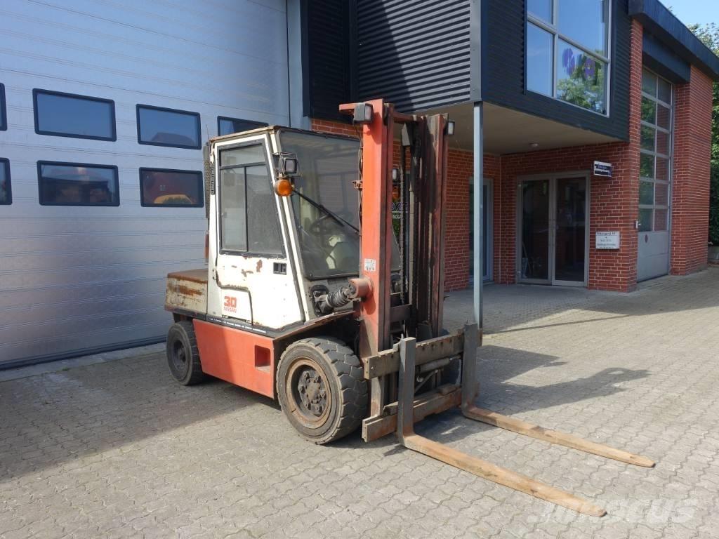 Nissan EGH02 A 30 U Dizelski viličari