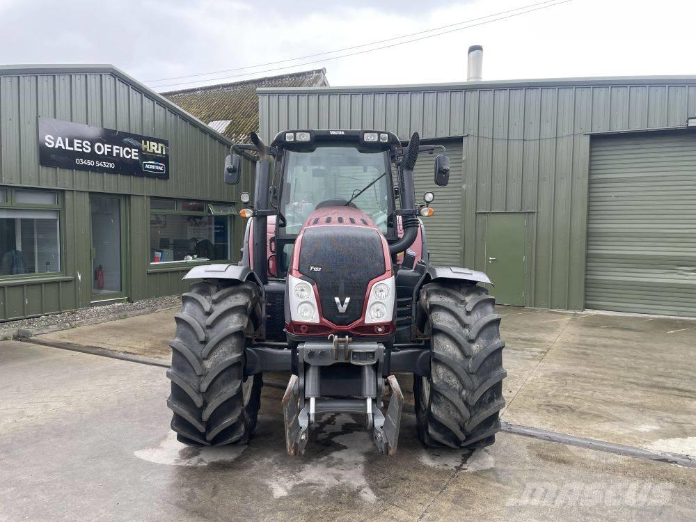 Valtra T 153 Traktori