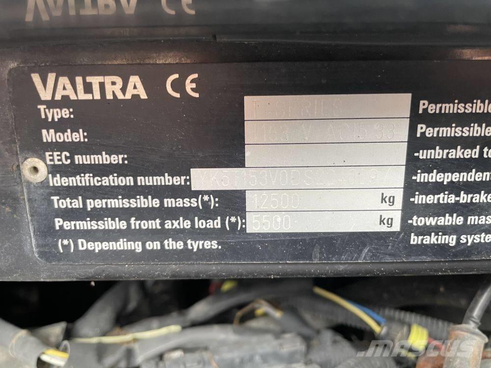 Valtra T 153 Traktori