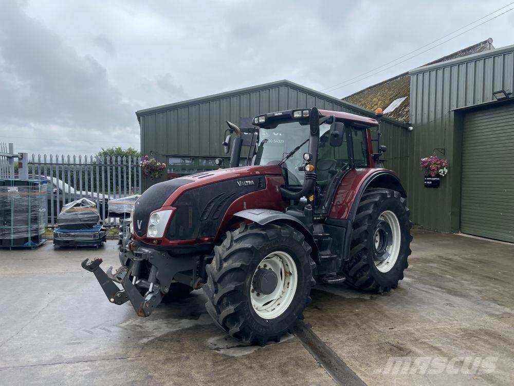 Valtra T 153 Traktori