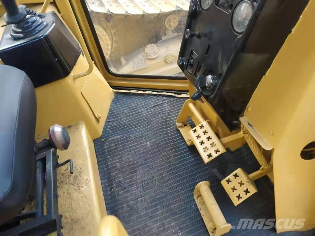 CAT D5M Buldožeri gusjeničari