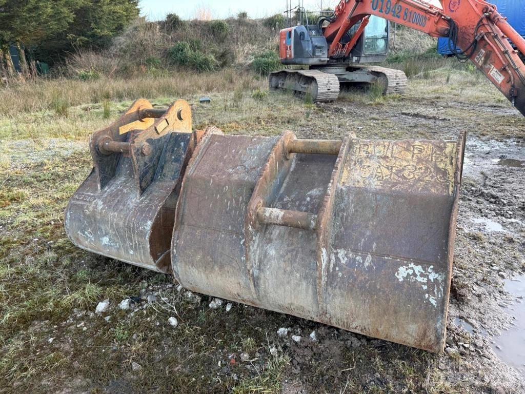 Hitachi ZX225USRLC-3 Bageri gusjeničari