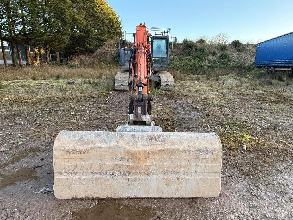 Hitachi ZX225USRLC-3 Bageri gusjeničari