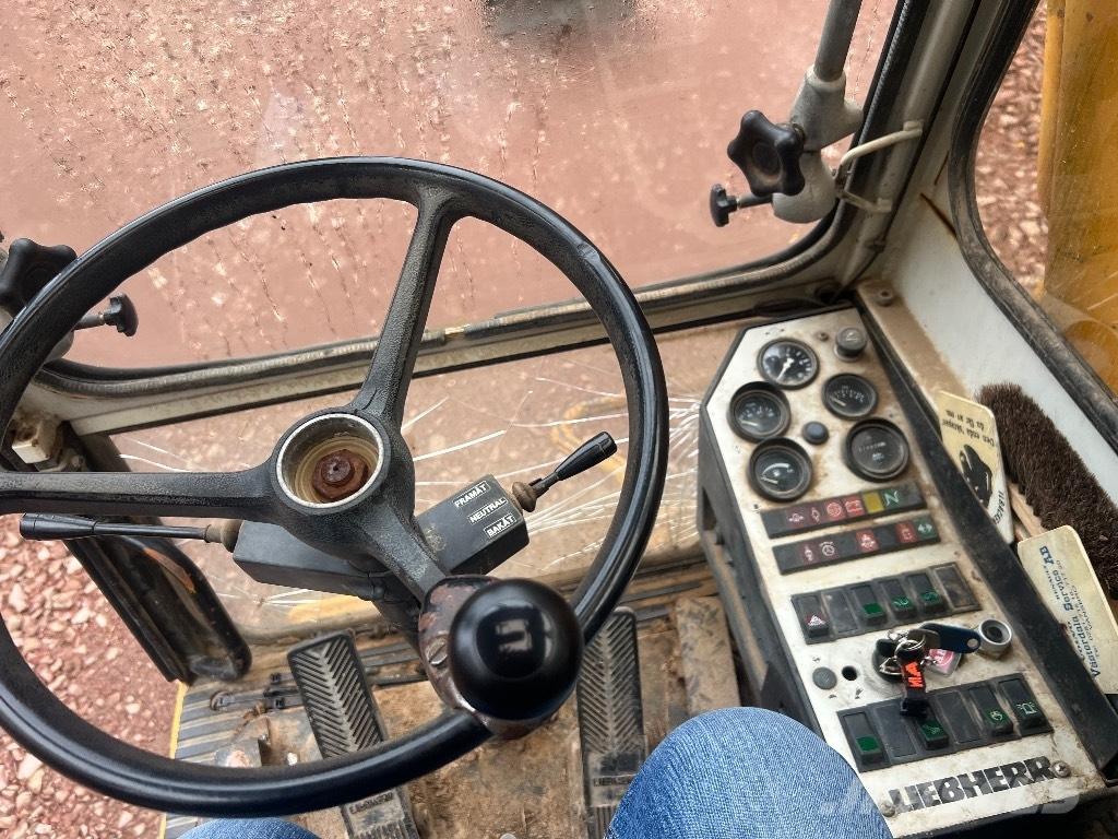 Liebherr 902 Bageri na kotačima