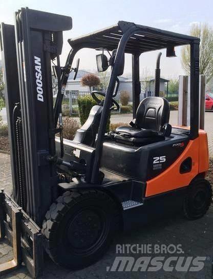 Doosan D25S-5 Dizelski viličari