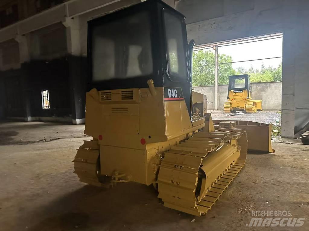 CAT D 4 C Buldožeri gusjeničari