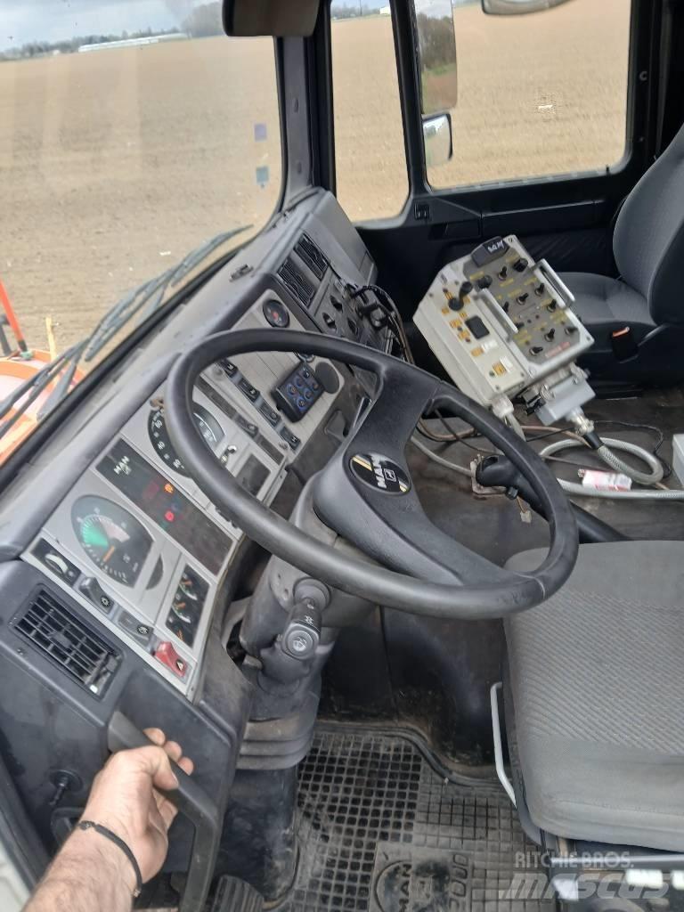 MAN FE 310 Rol kiper kamioni s kukama za dizanje