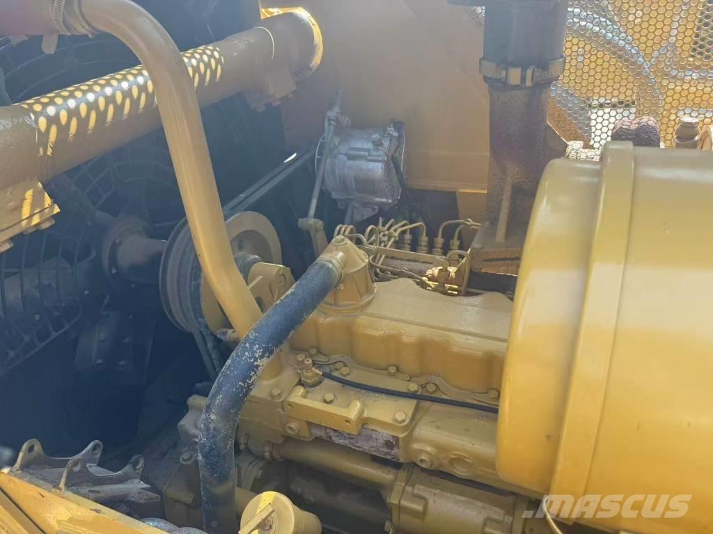 CAT D 6 G Buldožeri gusjeničari
