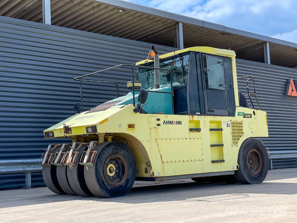 Ammann AP 240 Gumeni valjci na kotačima