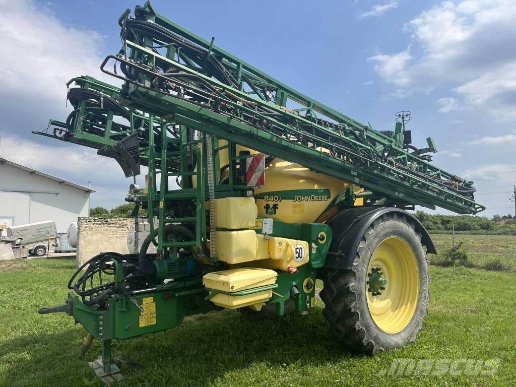 John Deere 840 i Vučene prskalice