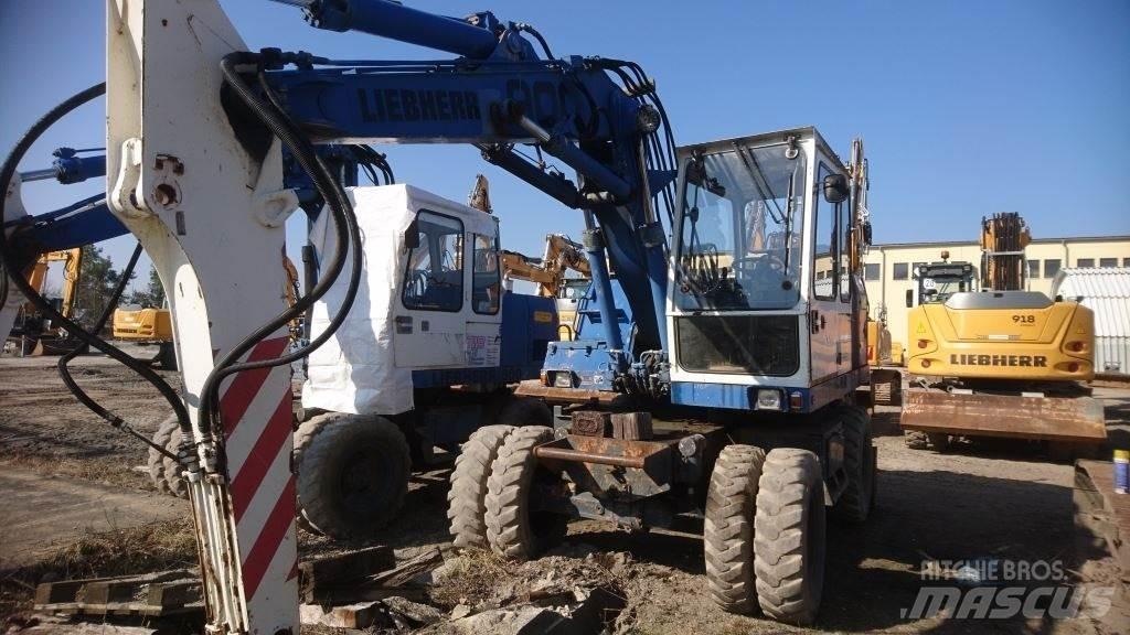 Liebherr A900 Bageri na kotačima