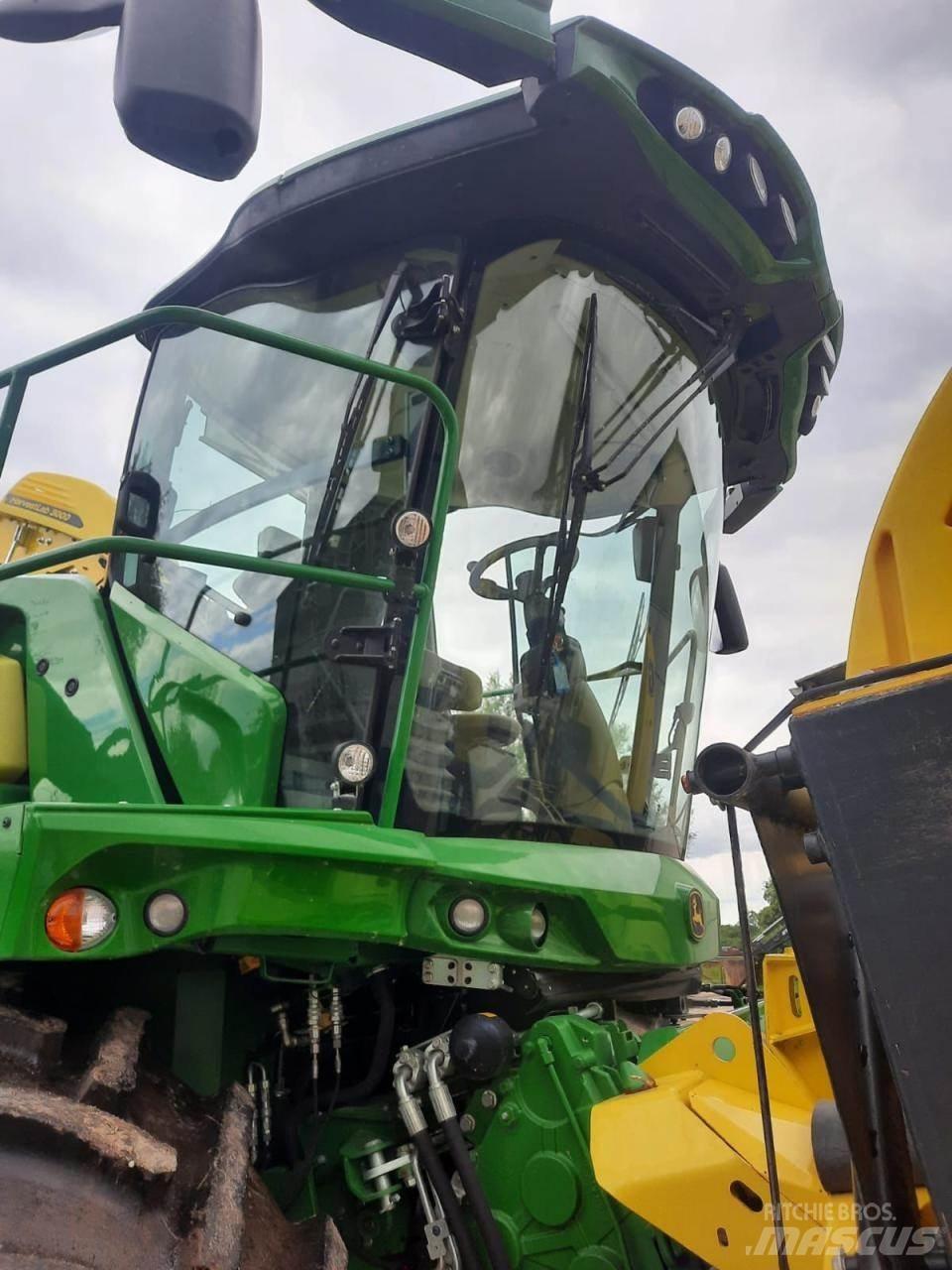 John Deere 8200 i Strojevi za krmu na vlastiti pogon
