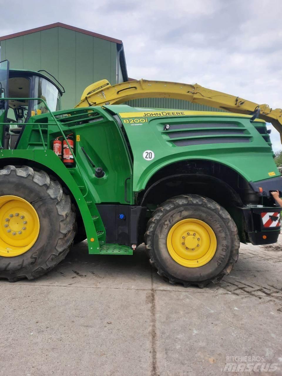 John Deere 8200 i Strojevi za krmu na vlastiti pogon