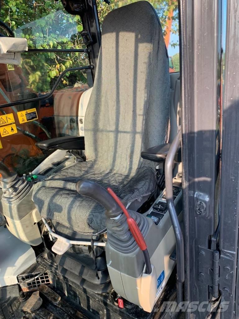 Hitachi ZX 135 US-5B Bageri gusjeničari