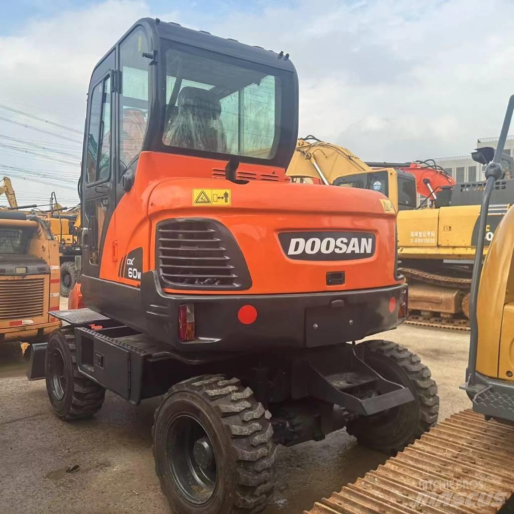 Doosan DX60W Bageri na kotačima