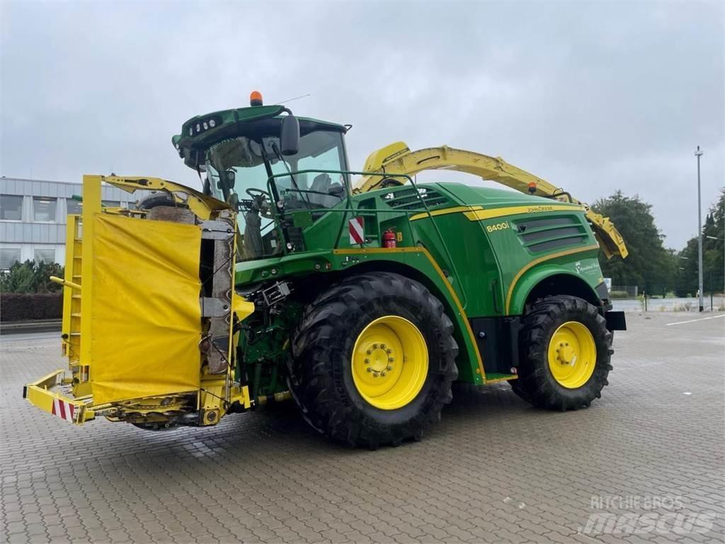 John Deere 8400 i Strojevi za krmu na vlastiti pogon