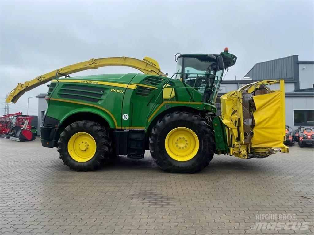John Deere 8400 i Strojevi za krmu na vlastiti pogon
