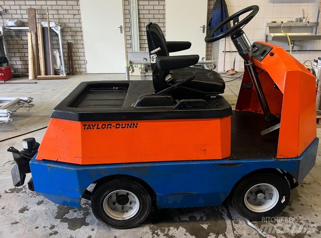 Taylor-Dunn C425 Vučna vozila