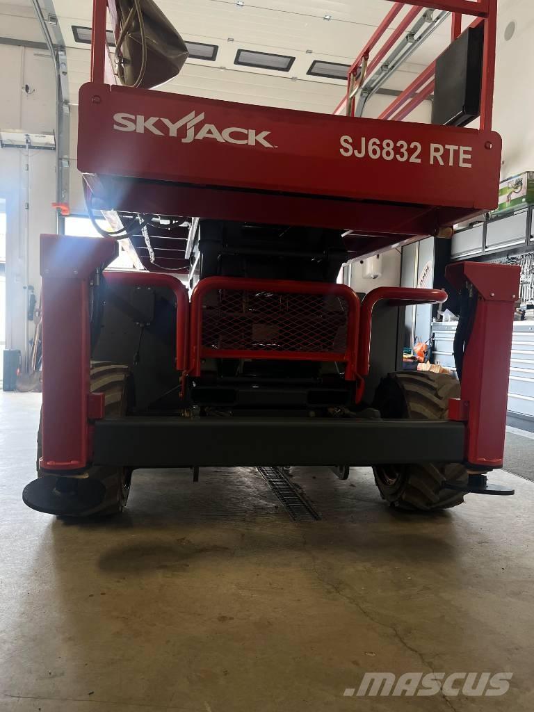 SkyJack SJ 6832 RTE Škaraste platforme