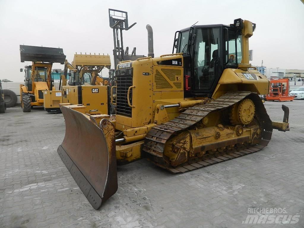 CAT D 6 N XL Buldožeri gusjeničari