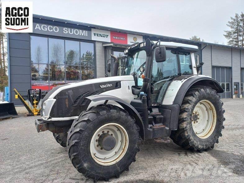 Valtra T213 VERSU Traktori