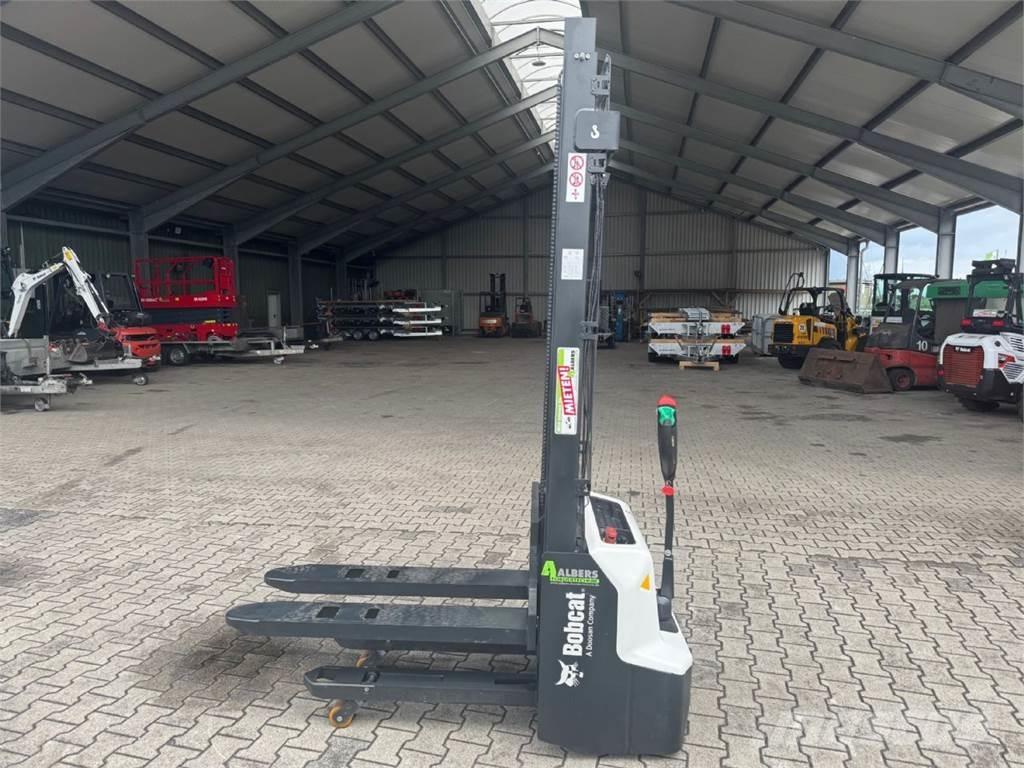 Bobcat LSM12N-7 i Ručni električni viličar