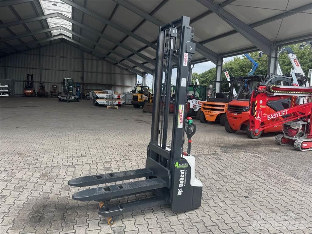 Bobcat LSM12N-7 i Ručni električni viličar