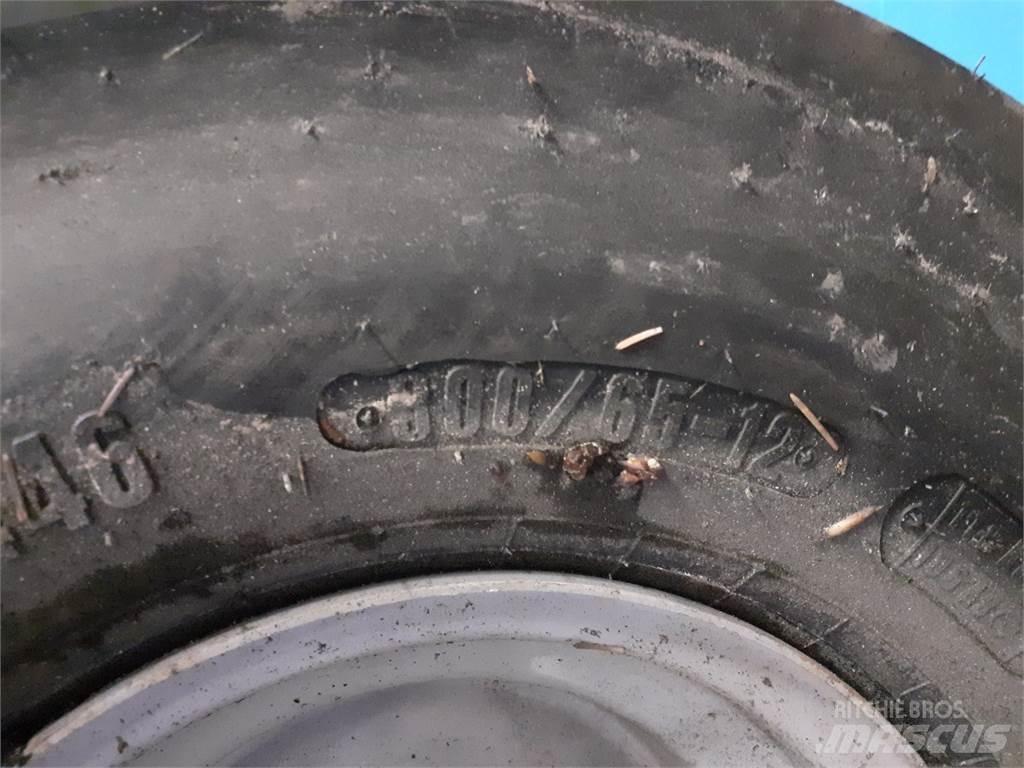  12 300/65-12 Gume, kotači i naplatci