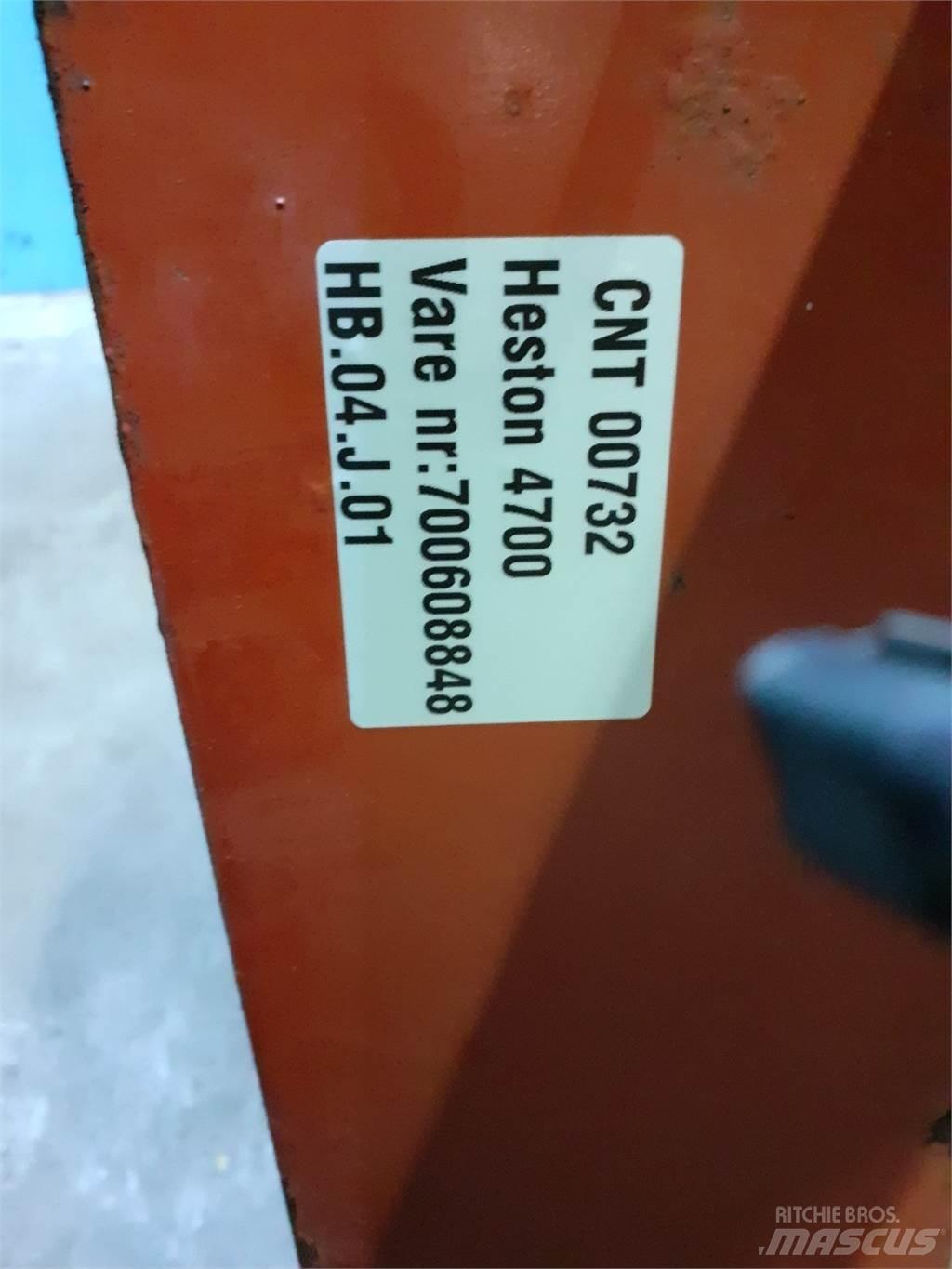 Hesston 4700 Hvataljke za bale