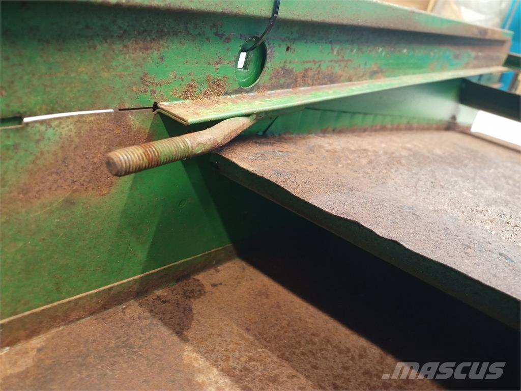 John Deere 2054 Posipači soli i pijeska
