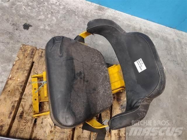 John Deere 310 Kabine i unutrašnjost