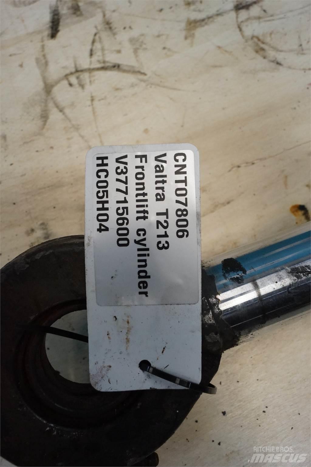 Valtra T213 Priključci za prednji utovarivač