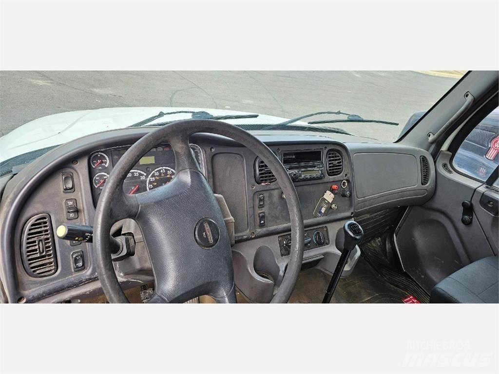 Freightliner M2 106 Kamioni sa otvorenim sandukom