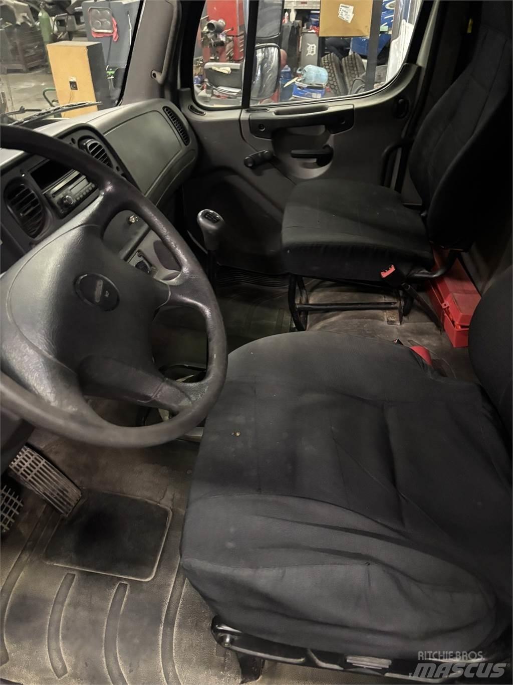 Freightliner M2 106 Kamioni sa otvorenim sandukom