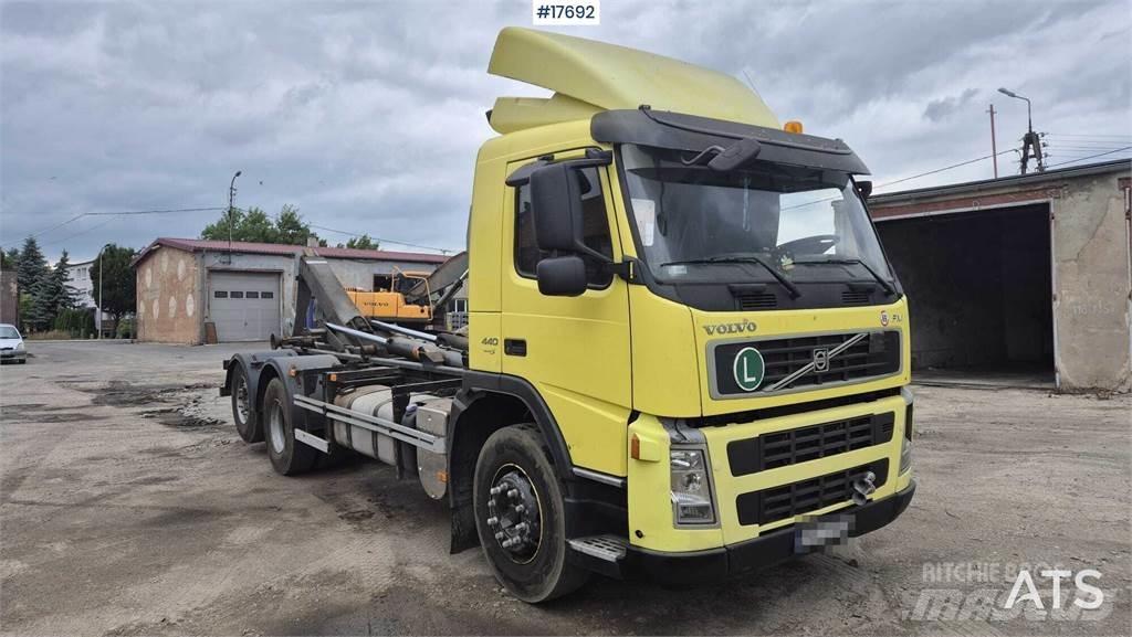 Volvo FM 440 Rol kiper kamioni s kukama za dizanje