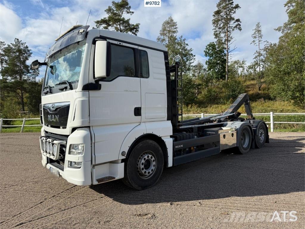MAN TGX 26.500 6X2 Rol kiper kamioni s kukama za dizanje