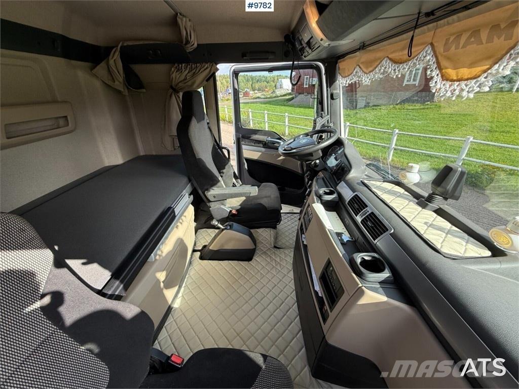 MAN TGX 26.500 6X2 Rol kiper kamioni s kukama za dizanje
